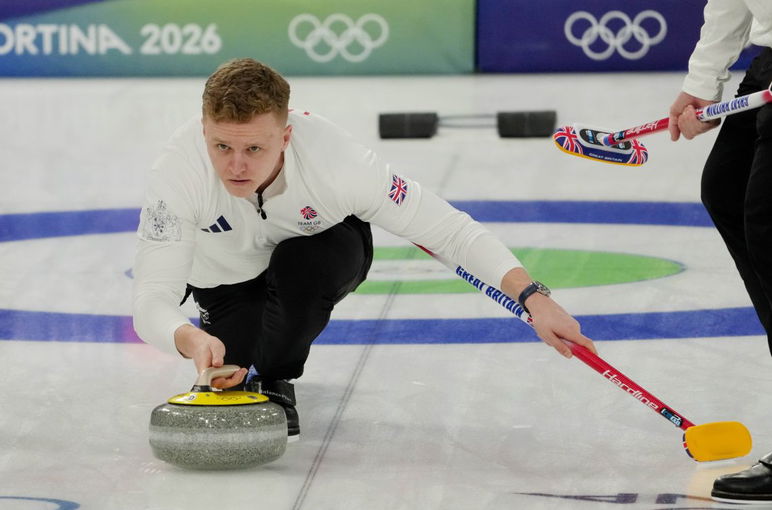 11 de febrero de 2026; Cortina d'Ampezzo, Italia; Bruce Mouat de Gran Bretaña en acción contra China en un partido de round robin de curling para hombres durante los Juegos Olímpicos de Invierno Milano Cortina 2026 en el Estadio Olímpico de Curling de Cortina. Crédito obligatorio: Eric Bolte-Imagn Images