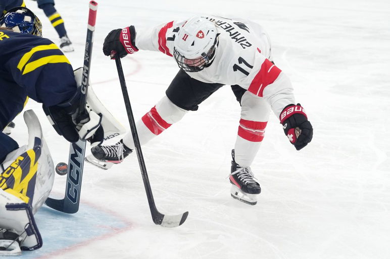 19 de febrero de 2026; Milán, Italia; Laura Zimmermann de Suiza dispara el disco