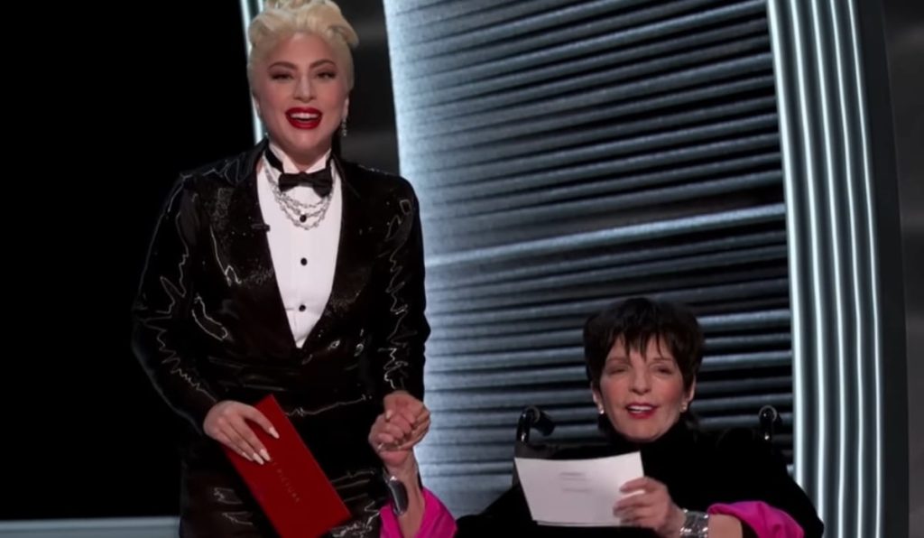 Liza Minnelli dice que estaba "inexplicablemente ordenado" usará silla de ruedas durante la aparición en los Oscar 2022 con Lady Gaga