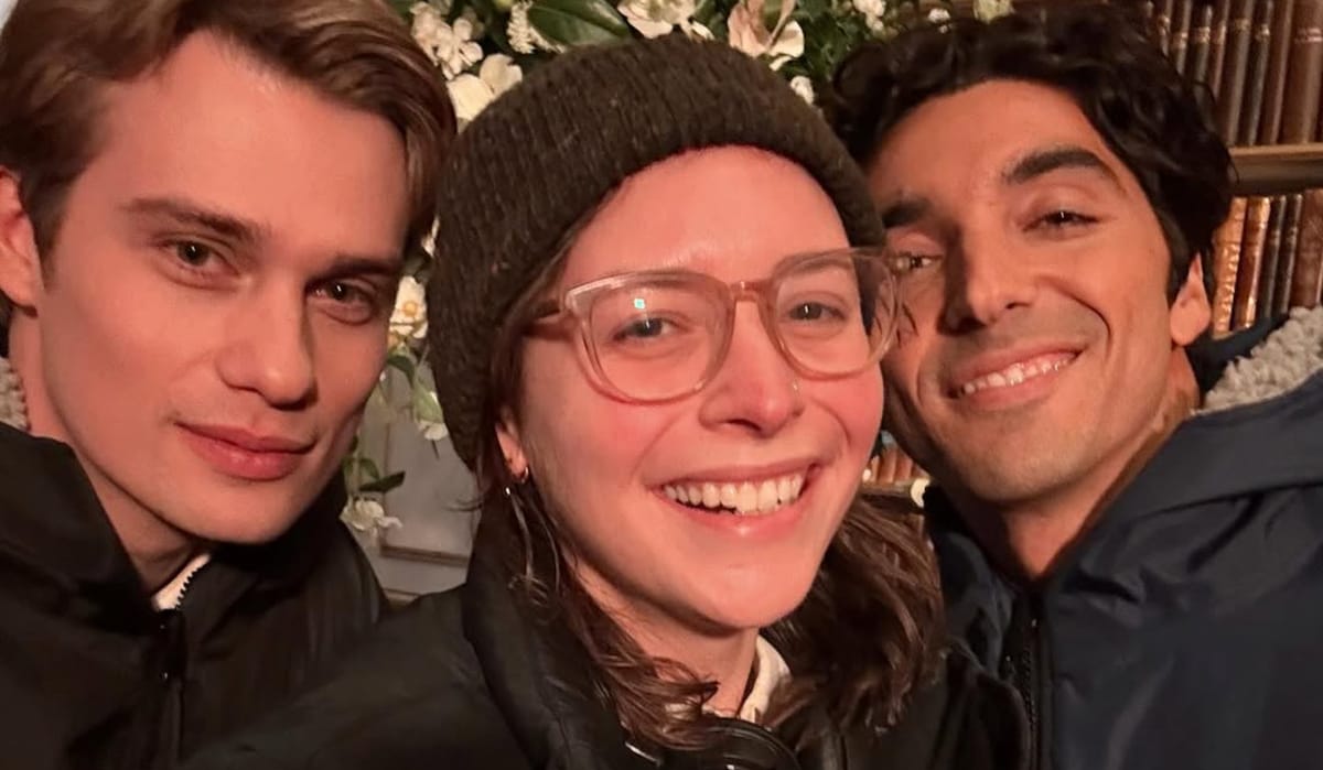 Los fanáticos de la boda roja, blanca y real están “gritando, llorando y vomitando” con estas nuevas fotos