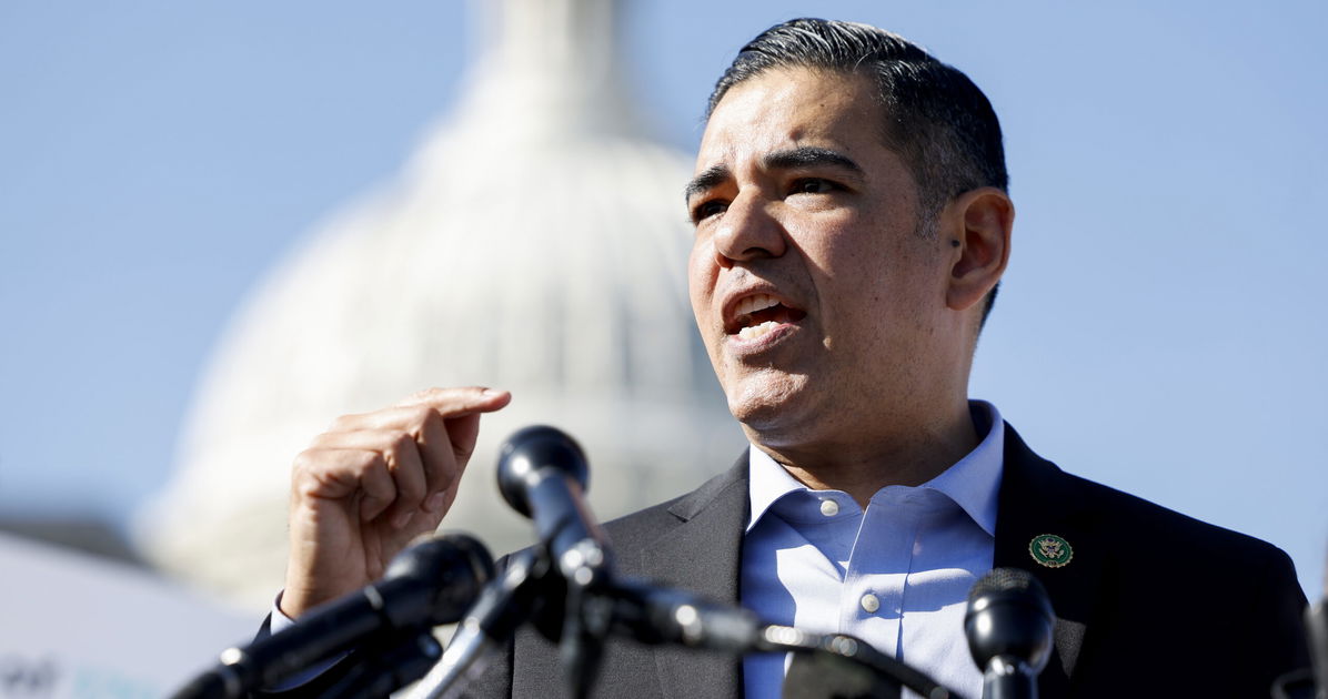 El representante gay Robert García llama mentirosa a la “orgullosa transfóbica” Nancy Mace