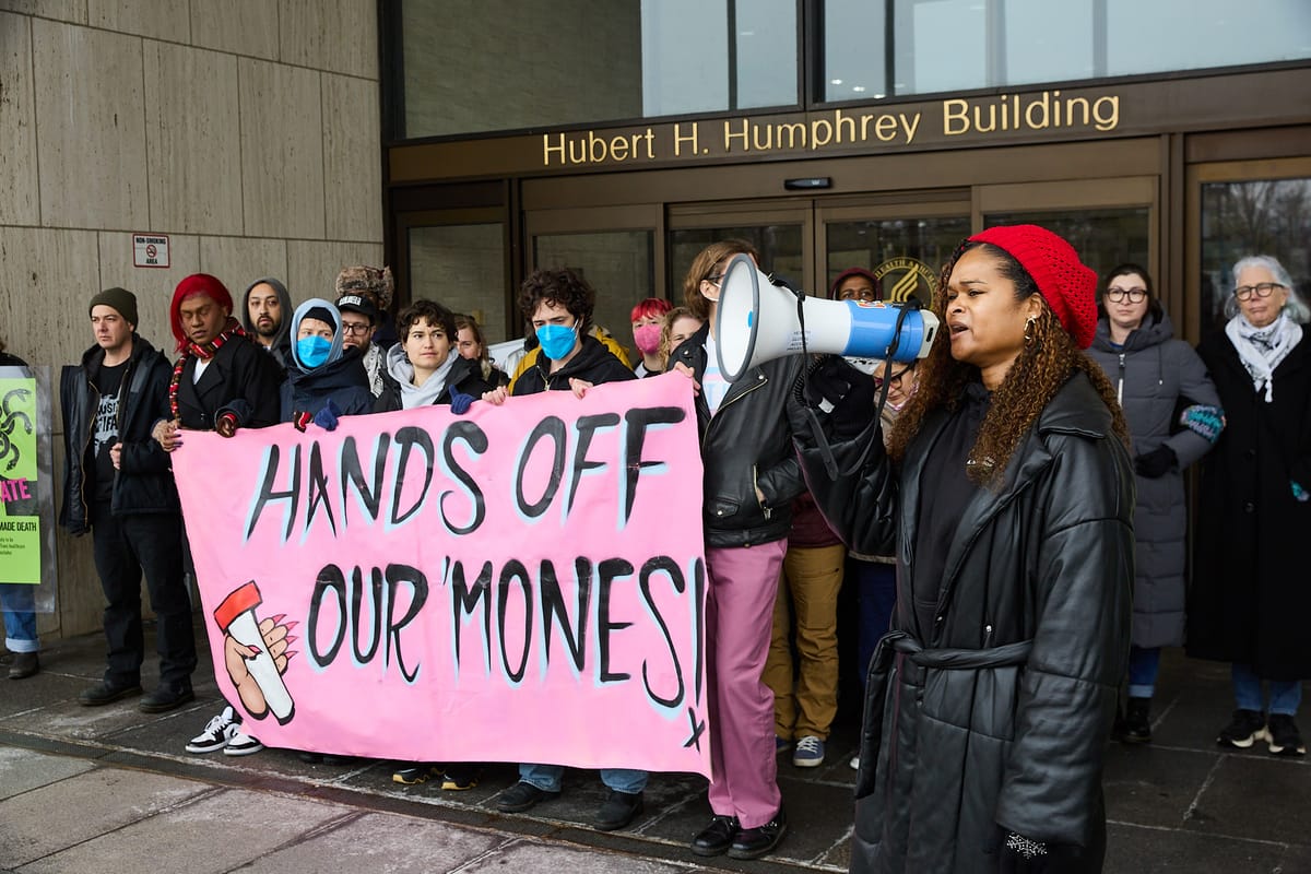 25 personas arrestadas por protestar contra las reglas propuestas por el HHS que prohíben la atención de afirmación de género para jóvenes trans