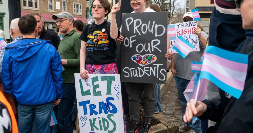 Activistas anti-trans entregan firmas para la prohibición de los deportes en Maine a medida que se afianza una nueva estrategia