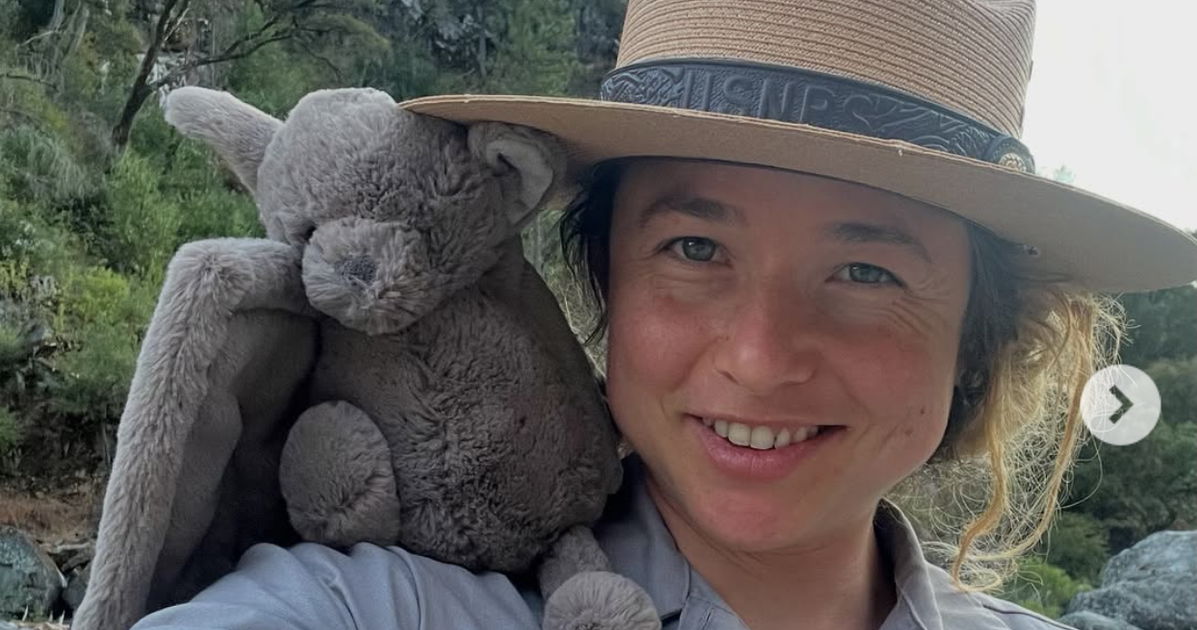 Biólogo de murciélagos no binario demanda al administrador de Trump después de ser despedido por colgar una bandera trans en Yosemite