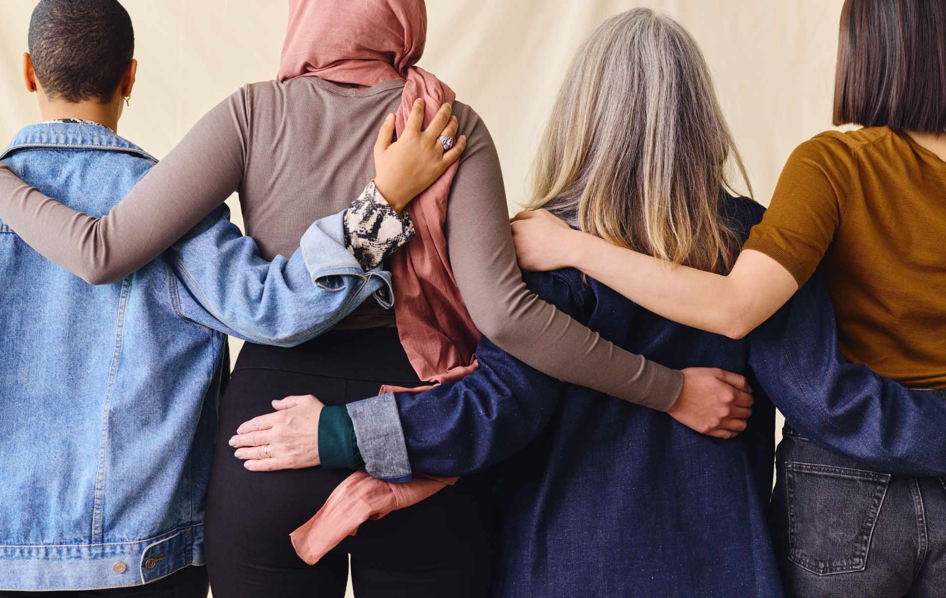 Cierran sucursales del Instituto de la Mujer por prohibición trans: 'Obligadas a participar en vigilancia de género'