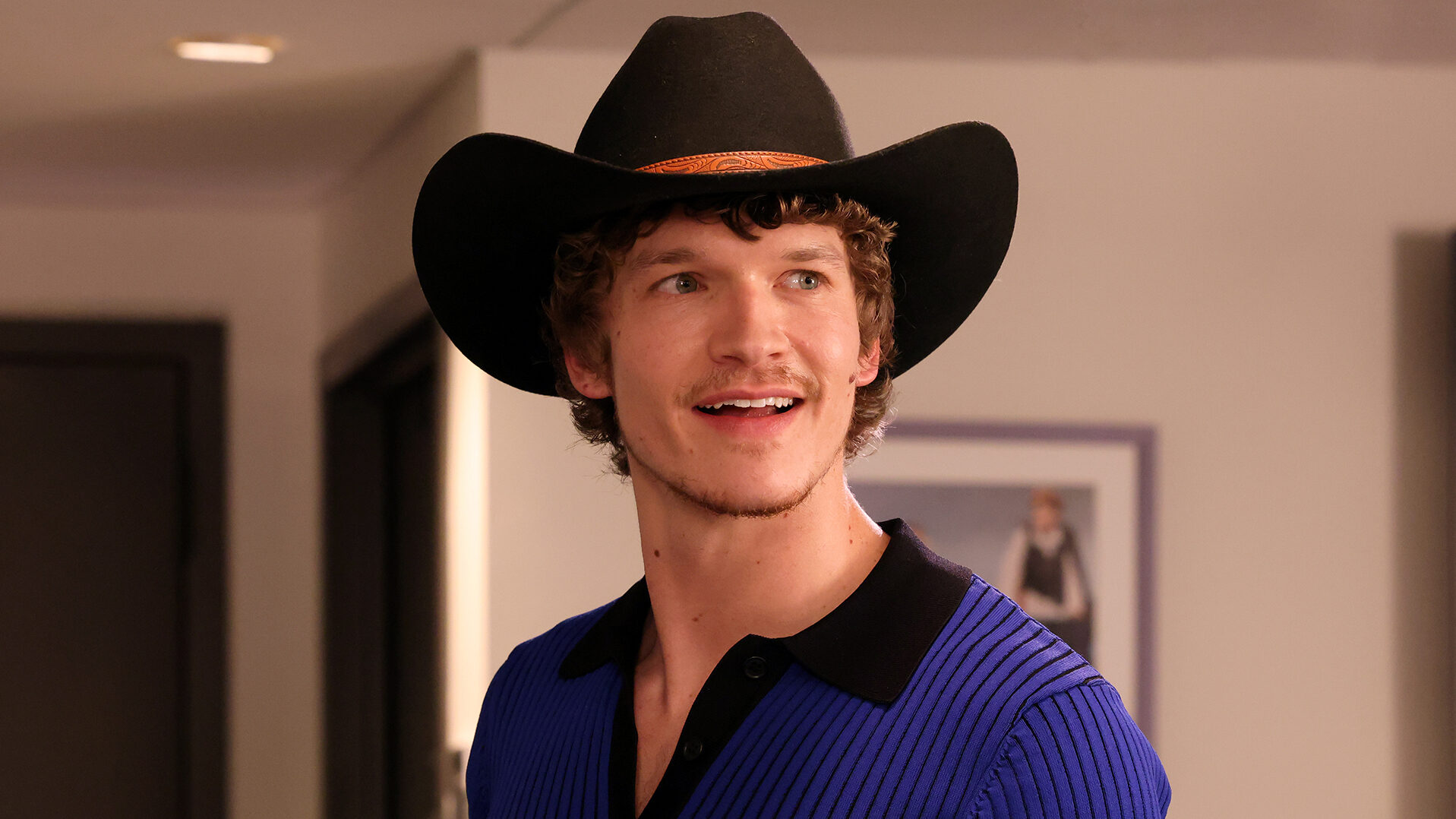 Connor Storrie envía un mensaje tórrido como Rozanov en la promoción imperdible de 'SNL'