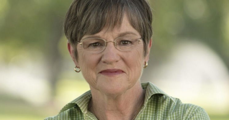 El gobernador de Kansas veta el proyecto de ley republicano anti-trans que prohibiría a las personas visitar a sus familiares