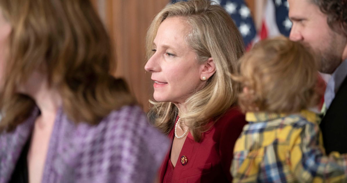 El gobernador de Virginia ofrece a los votantes la oportunidad de borrar la enmienda antimatrimonio de su estado