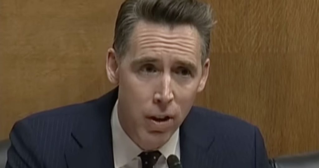 El senador republicano exige que Netflix elimine el contenido trans porque no se alinea con sus valores personales