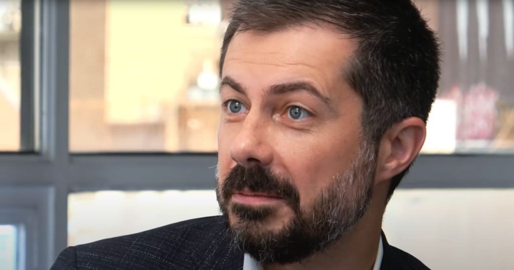 “Es terrible”: Pete Buttigieg denuncia intentos de quitarle la T a LGBTQ+