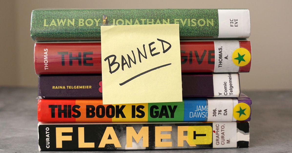 Este infame distrito escolar prohibió 142 libros LGBTQ+ solo este año