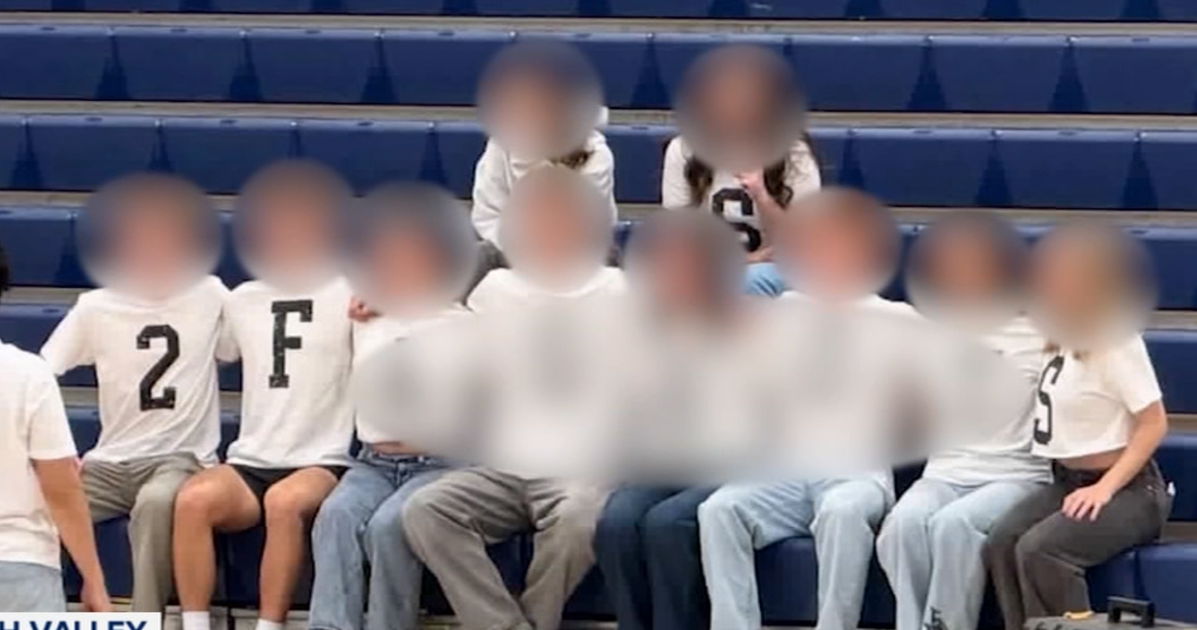 Estudiantes sonrientes pronuncian con orgullo insultos de “odioso” durante la asamblea escolar