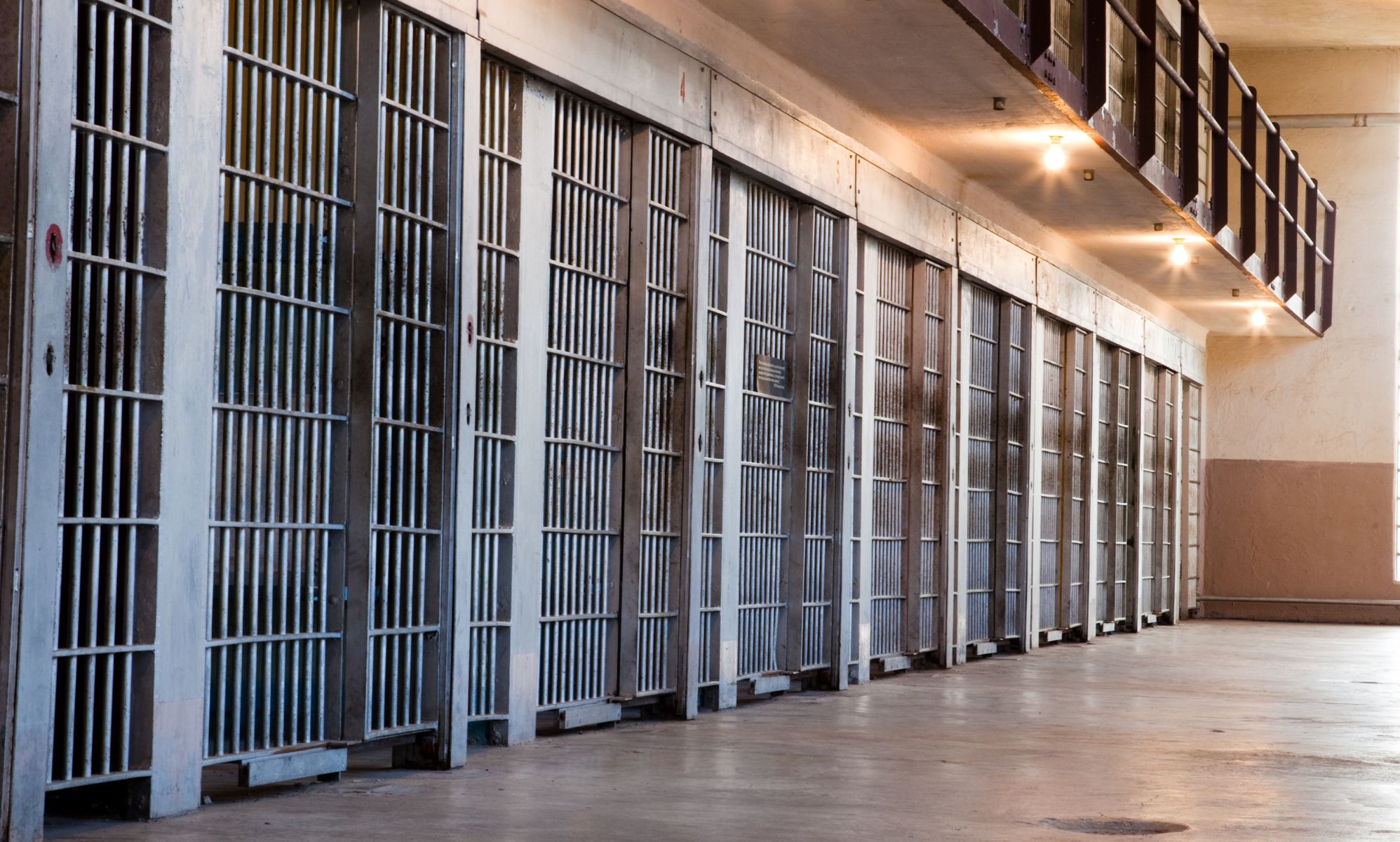 Hombre acusado de matar a varias personas LGBTQ+ encontrado muerto bajo custodia