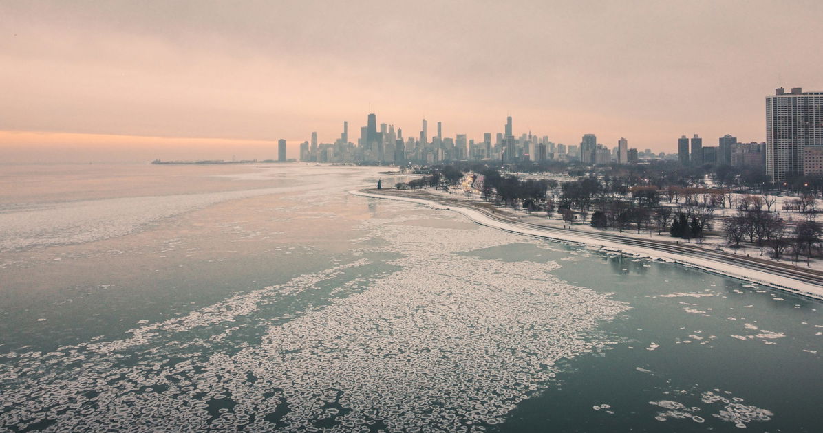 Hombre trans salta a un lago helado y salva a un bebé de ahogarse: “No iba a dejar morir a ese bebé”