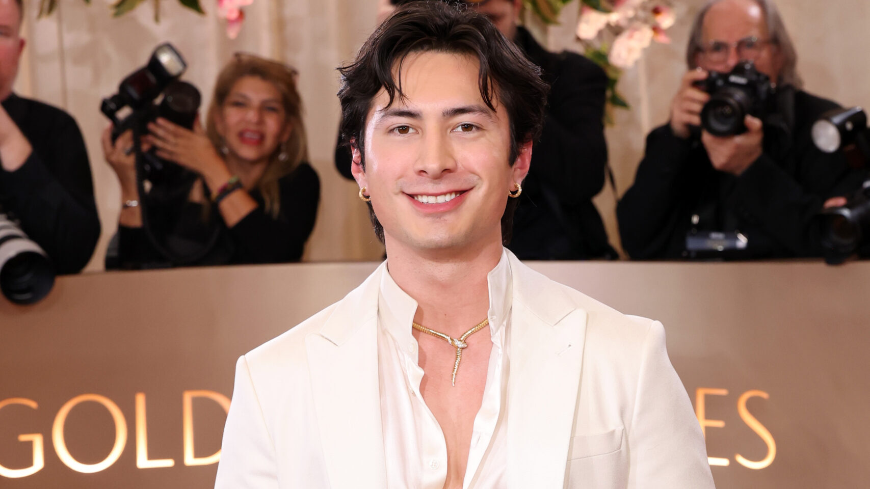 Hudson Williams y Yerin Ha organizan una celebración del Año Nuevo Lunar en Gold House llena de estrellas en la víspera de su cumpleaños