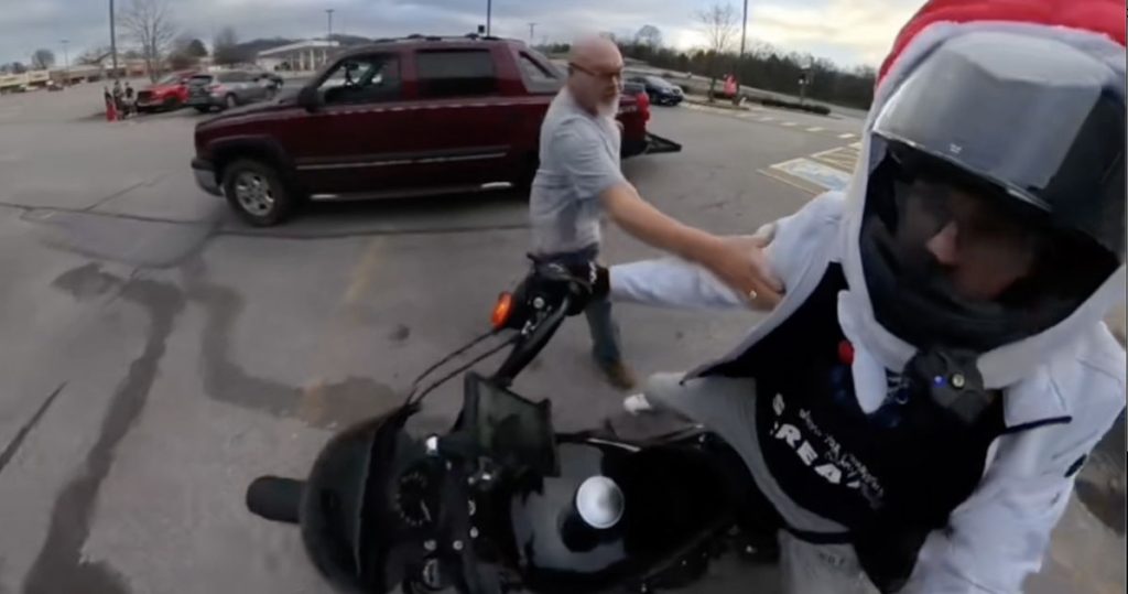 Impactante video viral muestra a camionero atacando a motociclista gay