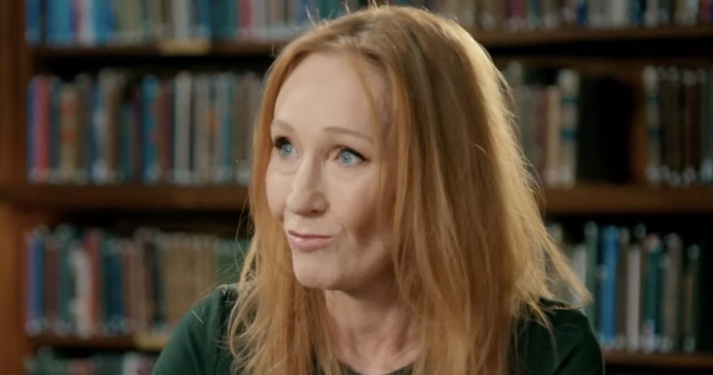 JK Rowling recomienda fotografiar a mujeres en los baños por si son transgénero