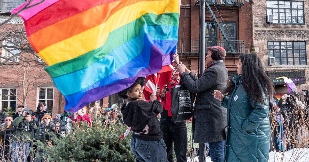 La administración Trump fue demandada por derribar banderas del Orgullo y dejar en alto las banderas confederadas