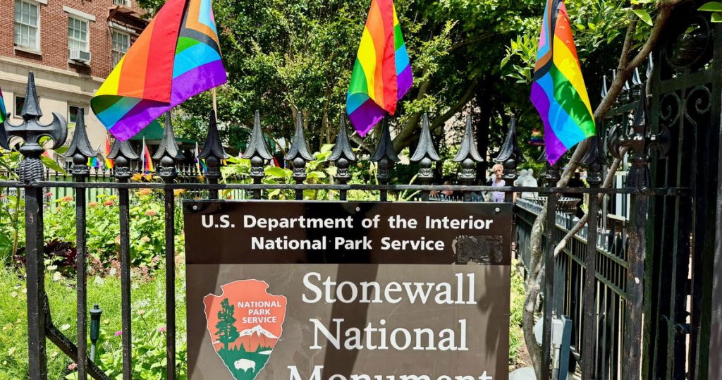 La administración Trump se enfurece cuando activistas y demócratas vuelven a izar la bandera arcoíris en el monumento de Stonewall