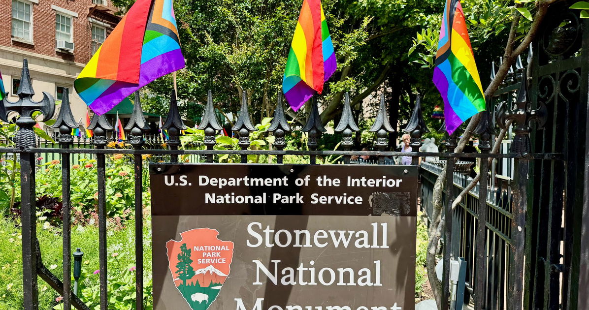 La administración Trump se enfurece cuando activistas y demócratas vuelven a izar la bandera arcoíris en el monumento de Stonewall