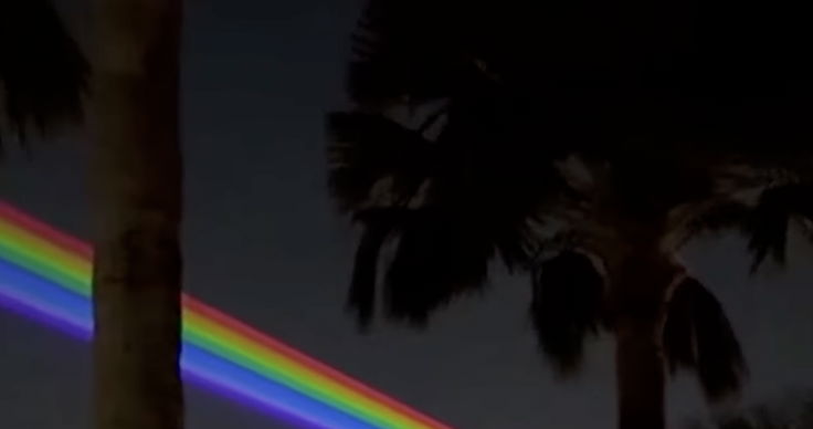 La ciudad le pega a Ron DeSantis con una enorme pantalla láser de arcoíris