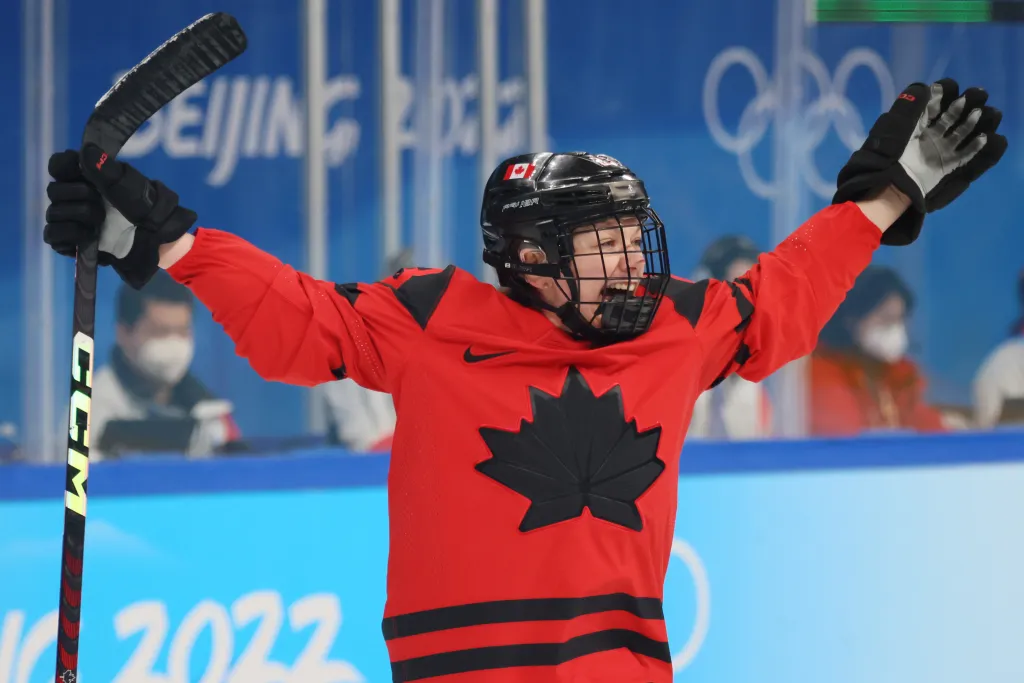 La final olímpica de hockey femenino entre Estados Unidos y Canadá presenta un número récord de atletas LGBTQ+