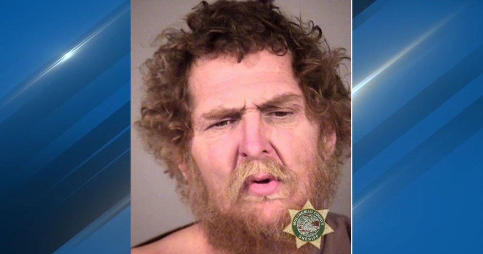 Llamó “hombre” a una mujer trans y luego sacó un cuchillo. El video capturó el ataque.