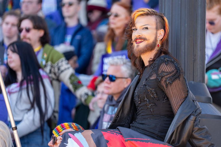 Casi 200 personas marcharon desde Cascades Park hasta las escaleras del edificio histórico del Capitolio de Florida como parte de la tercera marcha y manifestación anual “Let Us Live” mientras exigían igualdad y derechos para las personas transgénero en Florida el miércoles 28 de enero de 2026.