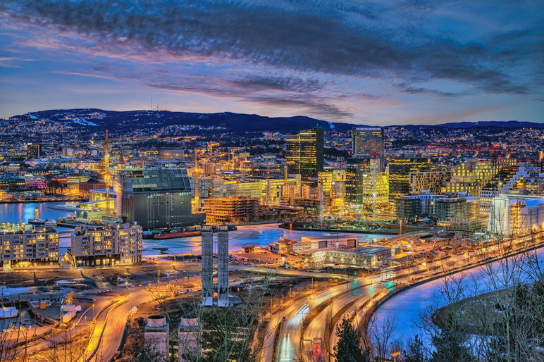 El horizonte nocturno de Oslo, Noruega