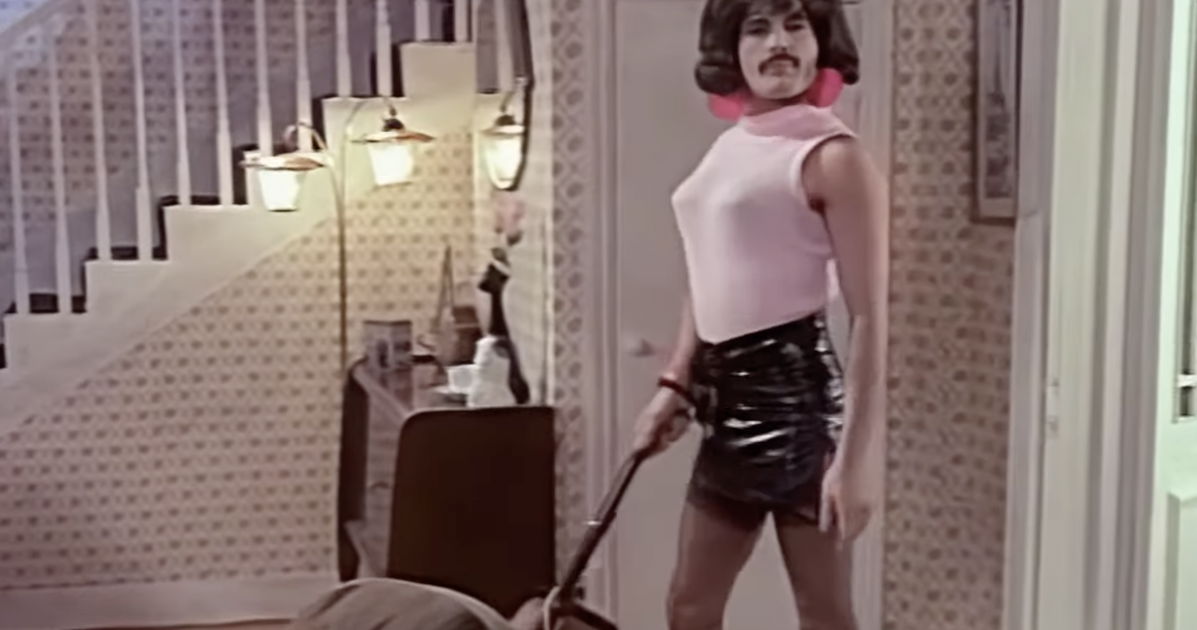 Multan a un hombre ruso por “destruir valores familiares” después de publicar una foto antigua de Queen vestida de mujer