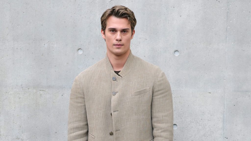 Nicholas Galitzine se roba el foco de atención en la Semana de la Moda de Milán con un espectacular traje color canela