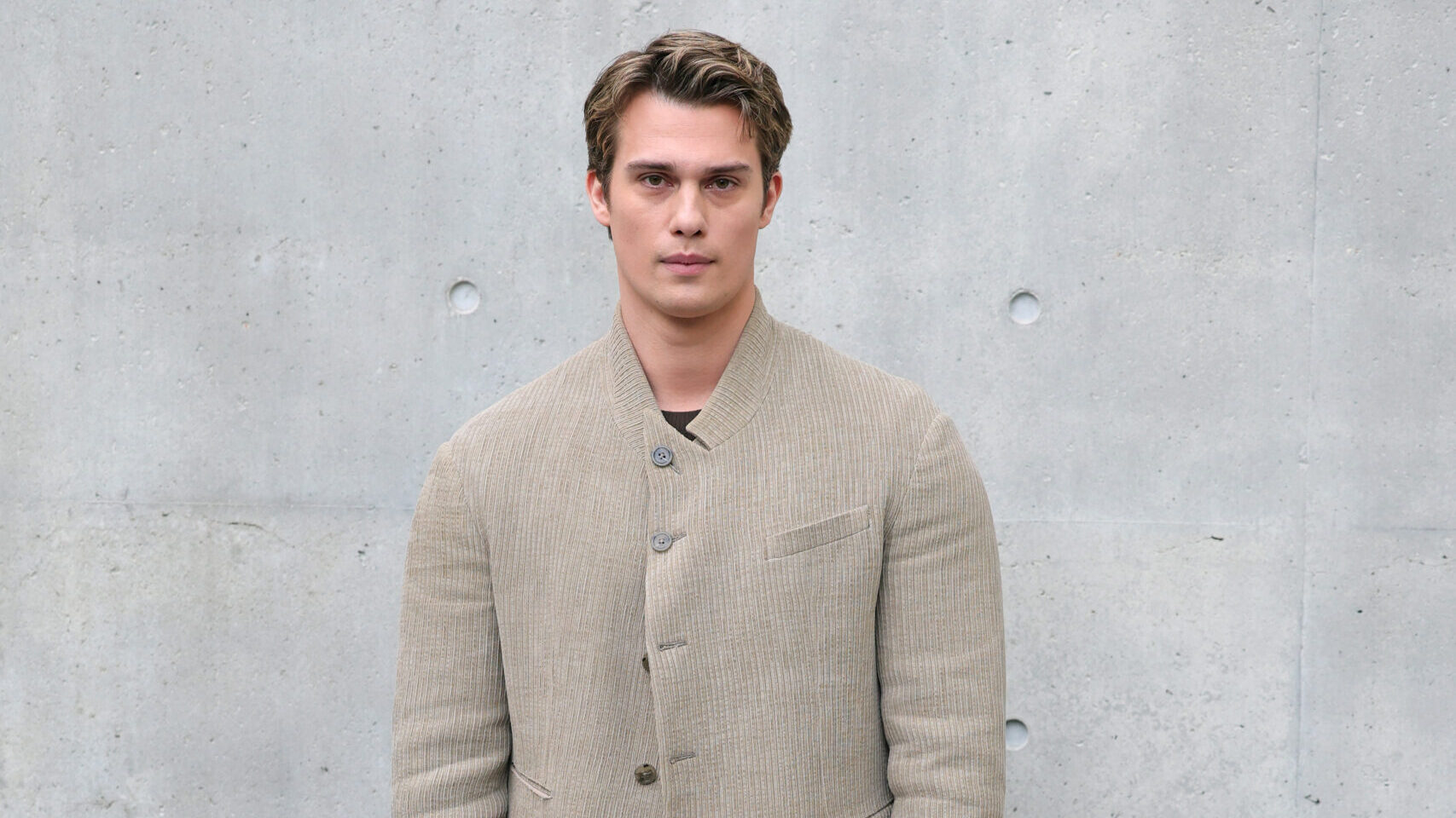 Nicholas Galitzine se roba el foco de atención en la Semana de la Moda de Milán con un espectacular traje color canela