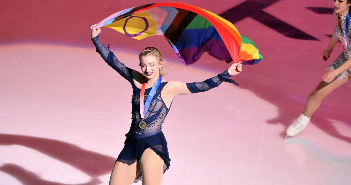 Patinadora artística bisexual hace alarde de su medalla de oro ante sus enemigos: “Odian ver a las perras despiertas ganando”