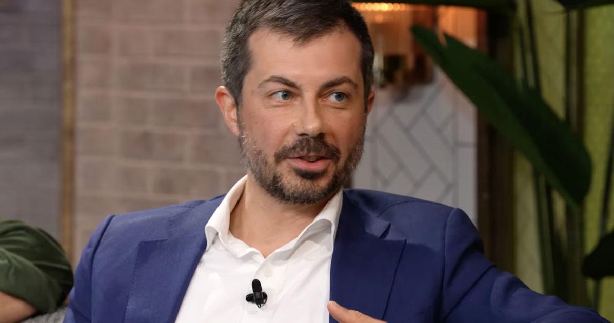 Pete Buttigieg explica exactamente lo que está haciendo Donald Trump en solo dos palabras
