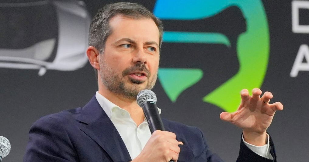 Pete Buttigieg señala por qué el Estado de la Unión de Trump fue tan terrible en solo tres palabras