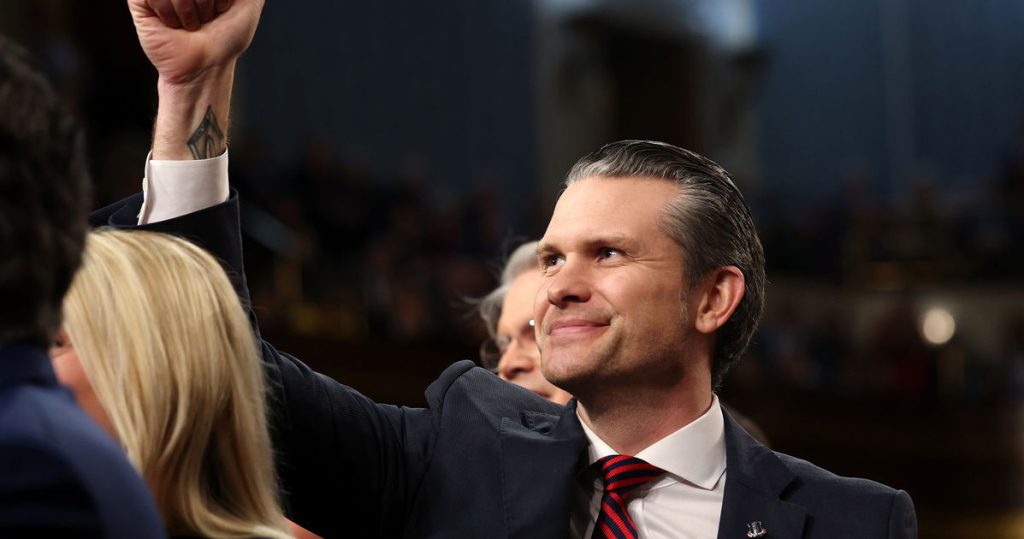 Pete Hegseth lanza vil insulto a las personas trans durante su discurso de apertura