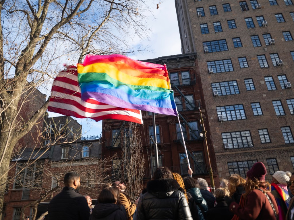 Se propone una nueva legislación para mantener la bandera del Orgullo ondeando permanentemente en el Monumento a Stonewall