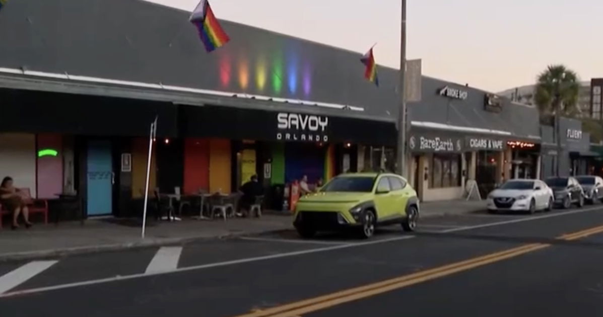 Sospechoso arrestado después de que un hombre gay fuera asesinado afuera del club. Pero la familia dice que el tirador todavía está ahí afuera.