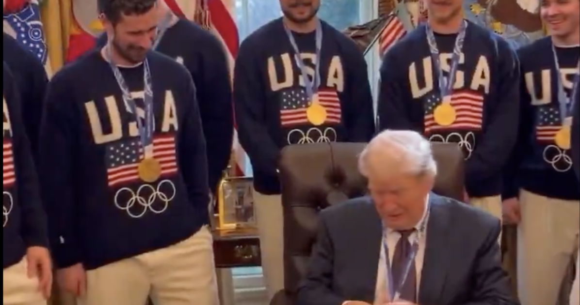 Trump es ridiculizado como “perdedor absoluto” por lucir alegremente la medalla de oro olímpica de hockey de EE. UU.