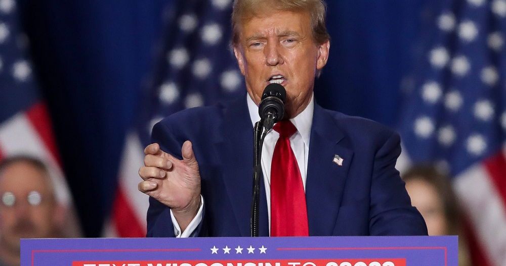 Trump fantasea con un “hombre fuerte y poderoso” que quiere besarlo en un extraño evento de prensa