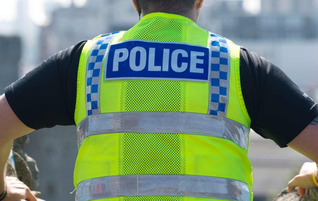 Un oficial de policía renuncia antes de una audiencia por mala conducta por publicaciones anti-LGBTQ+ y antiinmigración