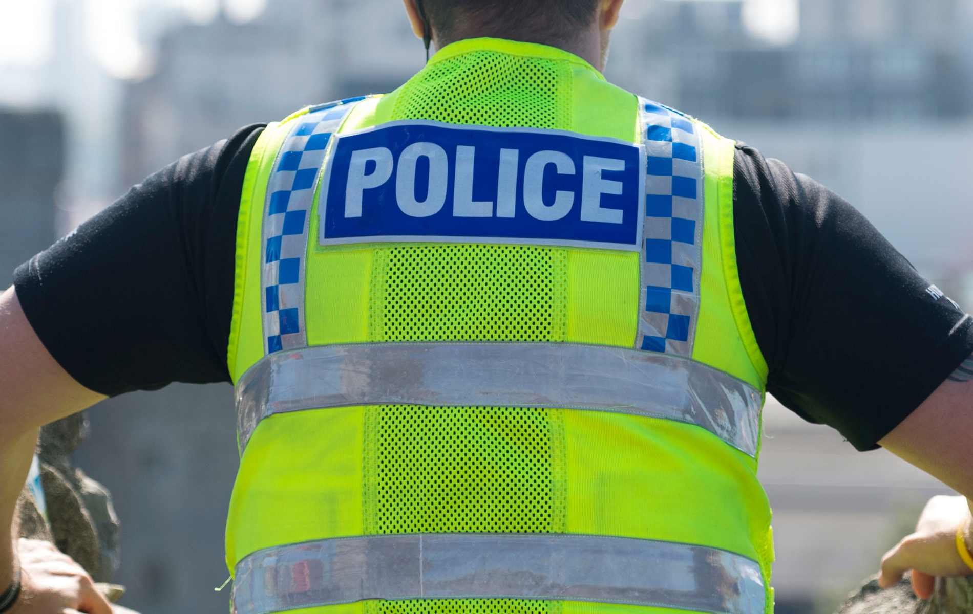 Un oficial de policía renuncia antes de una audiencia por mala conducta por publicaciones anti-LGBTQ+ y antiinmigración