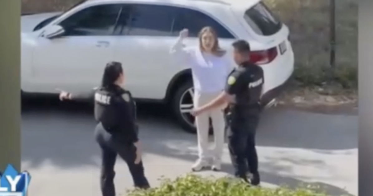 Una mujer llama a los vecinos homosexuales “maricones repugnantes” en un video viral. Rápidamente resulta contraproducente.