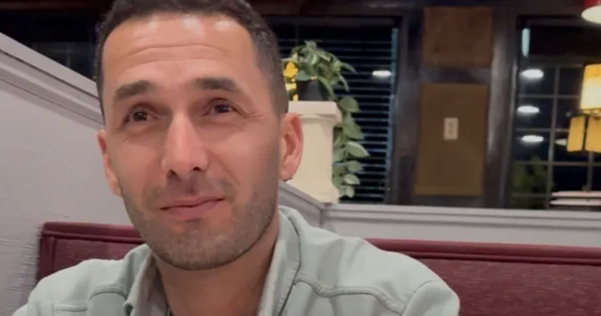 Una pareja gay de un país homofóbico ahora intenta autodeportarse después de la detención por malos tratos del ICE