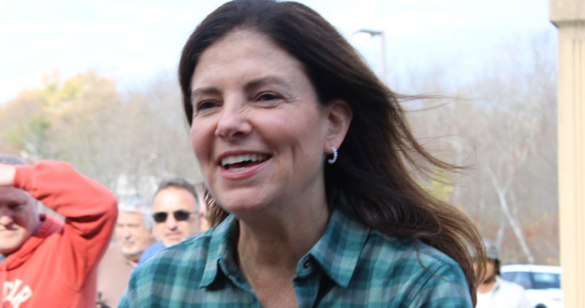 Vaya. Un gobernador republicano acaba de vetar un proyecto de ley anti-trans liderado por el Partido Republicano.