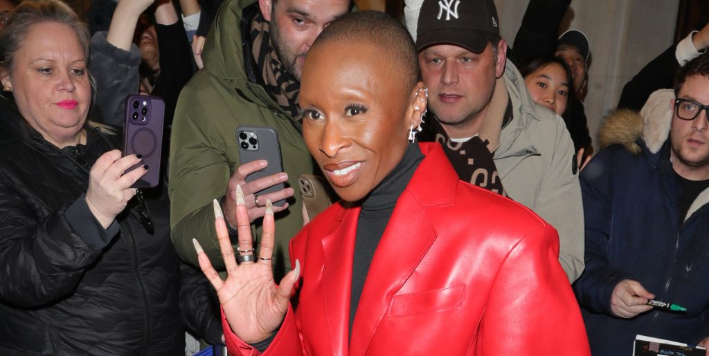 Cynthia Erivo calma a un fan furioso fuera de Drácula en un clip viral