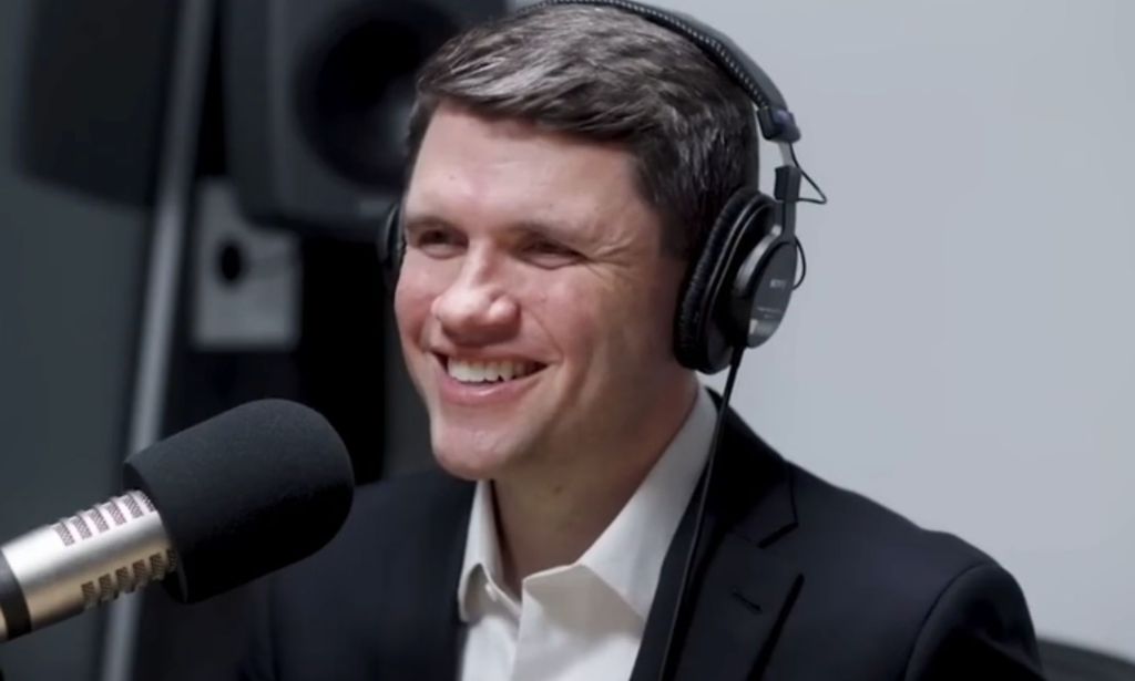 James Talarico, fotografiado en una cabina de grabación con auriculares puestos.