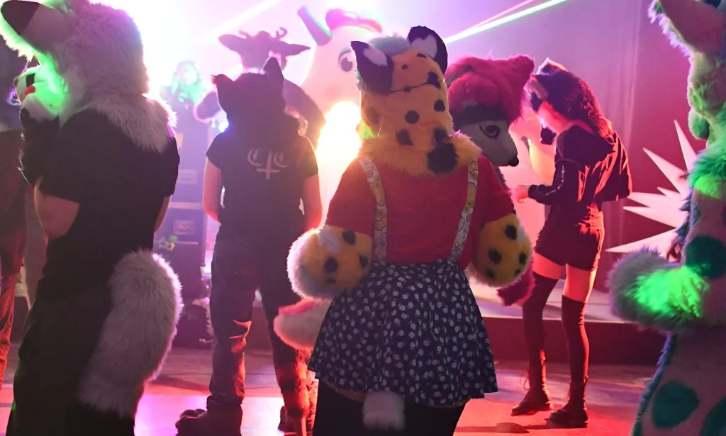 Reskell, un furry LGBTQ+, baila en un evento furry rodeado de otros furries
