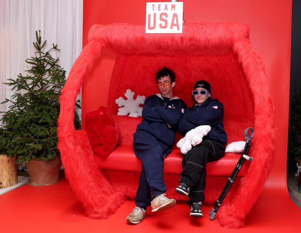 Los atletas Para Alpine Michael O'Hearn y Saylor O'Brien posan en la góndola durante la experiencia de bienvenida del equipo de Estados Unidos.
