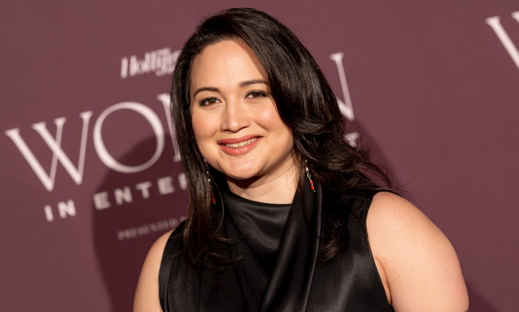 Lily Gladstone habla sobre la descolonización del género y las categorías de premios según el género.